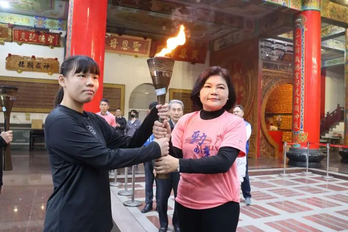 雲林中小學運動會點燃戰火!張麗善親赴虎尾天后宮引聖火,1430名選手力拚全中運門票