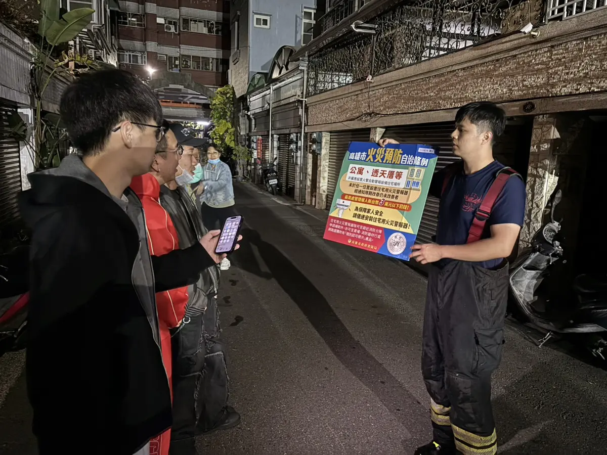 左營民宅半夜驚魂!廚房起火險釀災 「救命神器」一響全家秒逃生