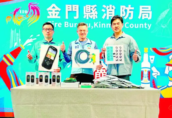 旅台鄉親謝明亮連3年捐款!金門消防局添利器,AI翻譯機助外籍看護學急救