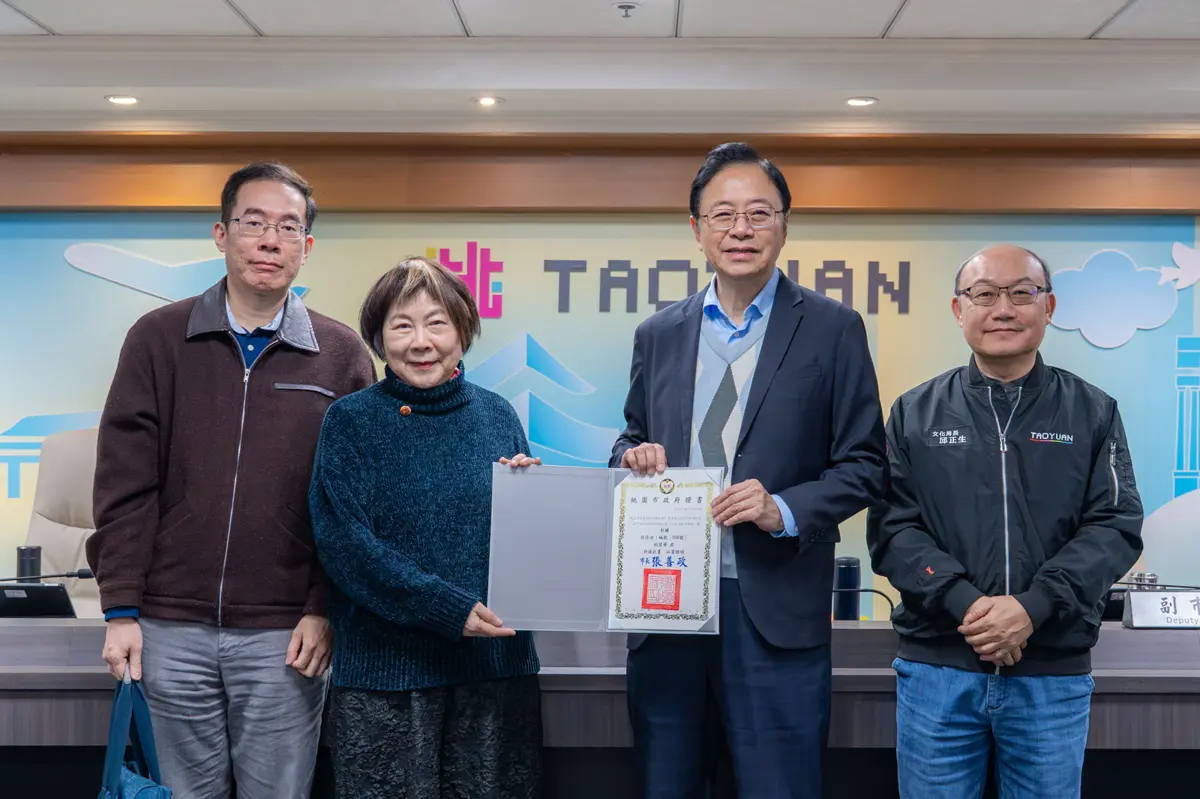 國寶級技藝!桃園刺繡大師粘碧華獲頒文資保存者,市長張善政親授證書