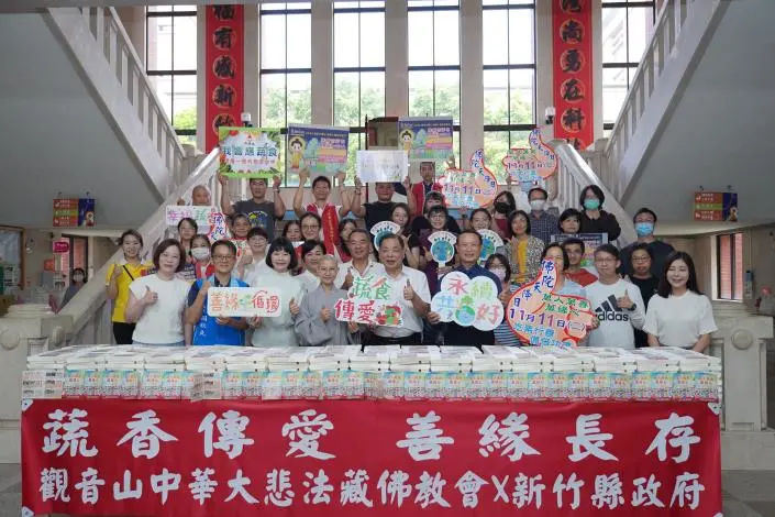 竹縣府飄蔬食香!觀音山佛教會贈700愛心便當 響應環保愛地球