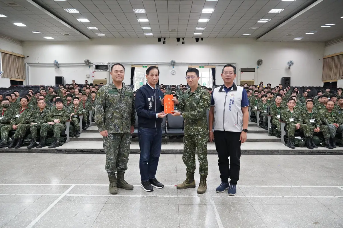 北市教召遇颱風!兵役局長突襲送雞排飲料 憲兵弟兄超暖心
