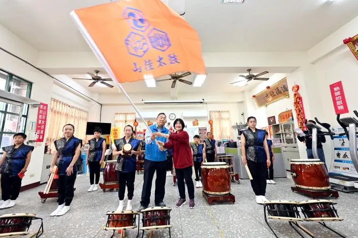 苗栗之光前進日本!竹南山佳太鼓團出征全國賽 秘書長授旗盼創佳績