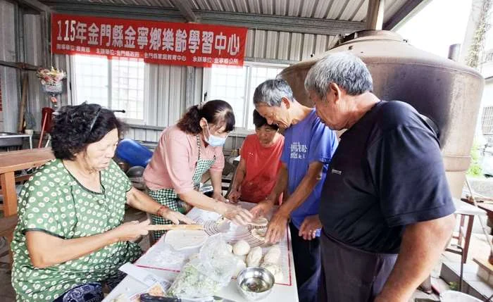 樂齡長輩化身大廚!金寧鄉湖南社區蔥油餅DIY 揉出健康與鄰里情