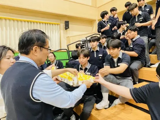 台南鳳梨征服韓國高中!黃偉哲化身推銷員,200名學生試吃後高舉愛心告白