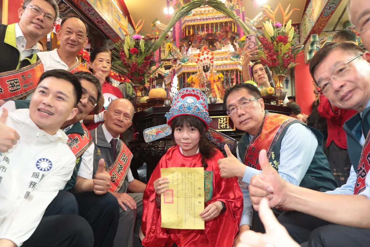 台南特有「做十六歲」成年禮熱鬧登場!外籍生也來鑽七娘媽亭體驗府城文化