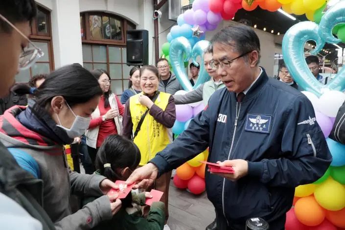 黃偉哲現身發紅包!台南西門市場嘉年華擠爆,霸氣加碼百份50元抵用券迎新年