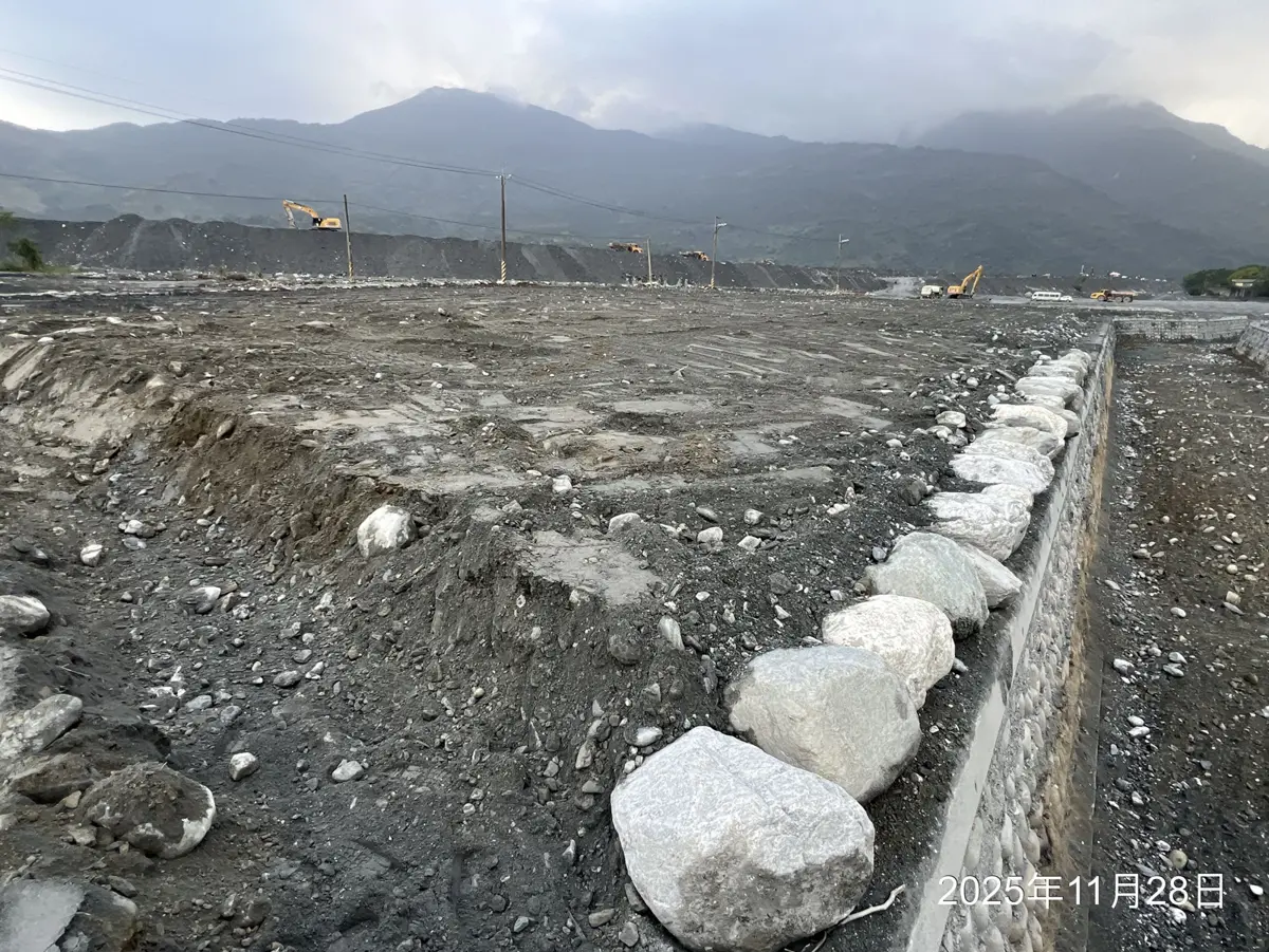 花蓮萬榮鄉淹怕了！豪雨釀災土石堵塞野溪，縣府900公尺緊急清淤終結惡夢